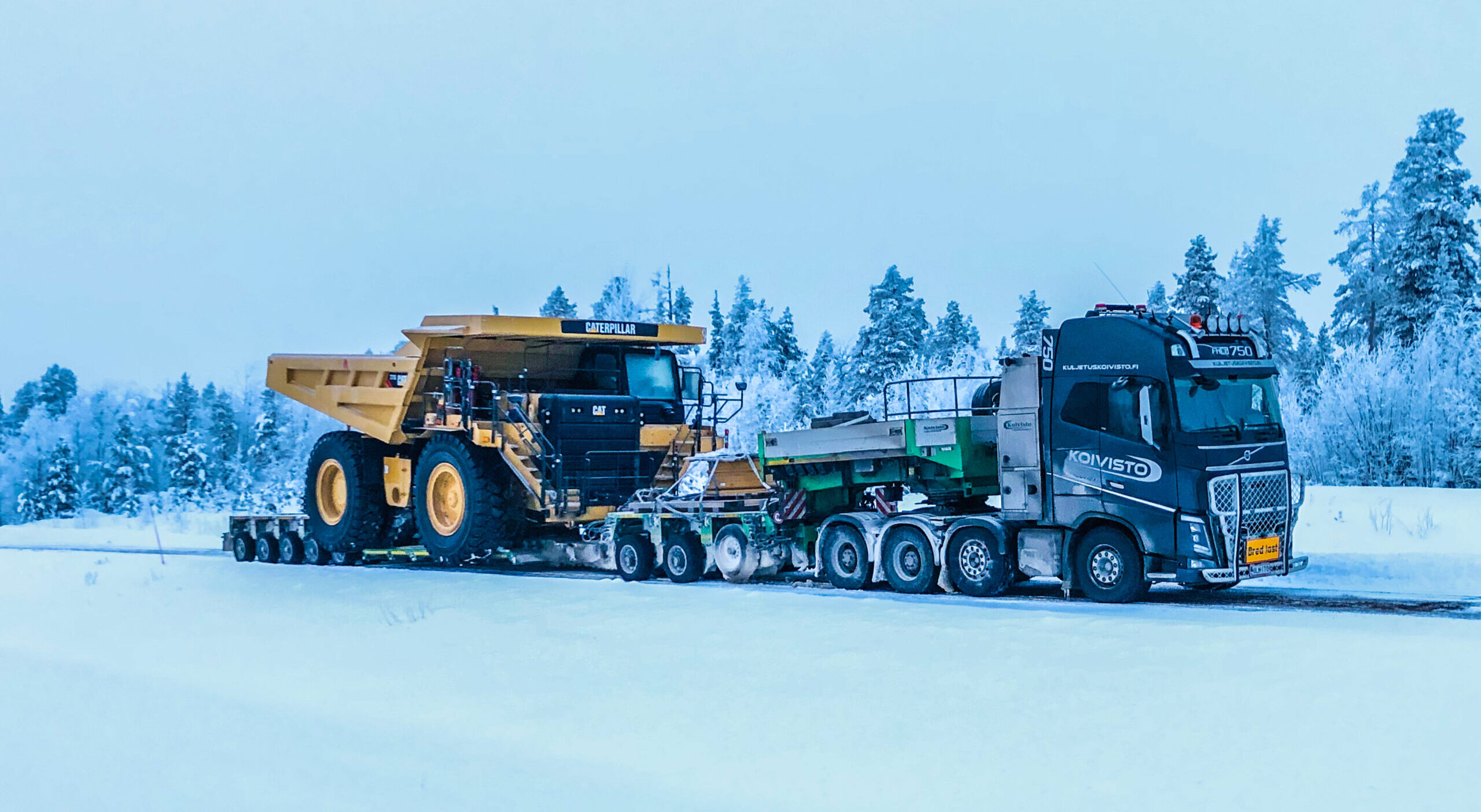 Kyseessä oli raskas kaivoskone, kiviauto, joka kuljettaa maa-ainesta kaivoksella. Yhden auton paino oli 75 tonnia, leveys 6 metriä ja korkeus 5 metriä, mikä teki kuljetuksesta vaativan erityisesti pitkällä reitillä ja talven liukkaudessa
