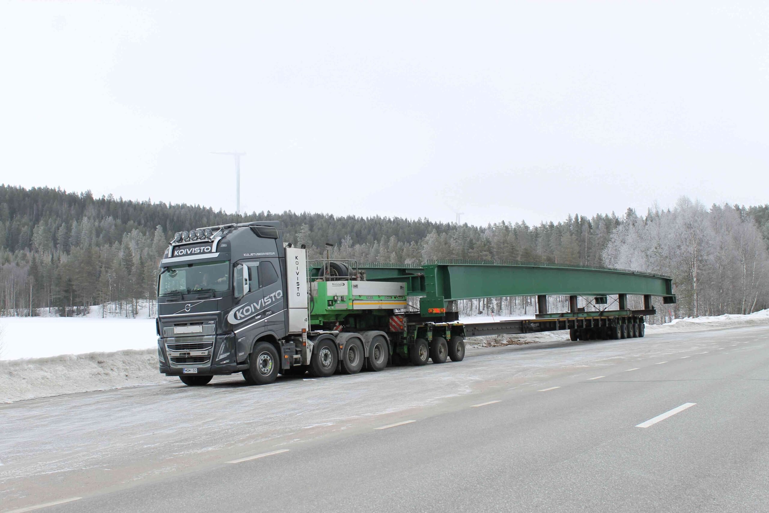 Siltalohkon kuljetus Oulusta Åseleen Ruotsiin keväällä 2024. Erikoiskuljetus toteutettiin Steelgroup Pohjanmaa Oy:n tilauksesta käyttäen 3+5 akselista jatkoperävaunua. Pitkän ja leveän siltalohkon siirto vaati tarkkaa reittisuunnittelua, viranomaisyhteistyötä ja raskaan kaluston erikoisosaamista.