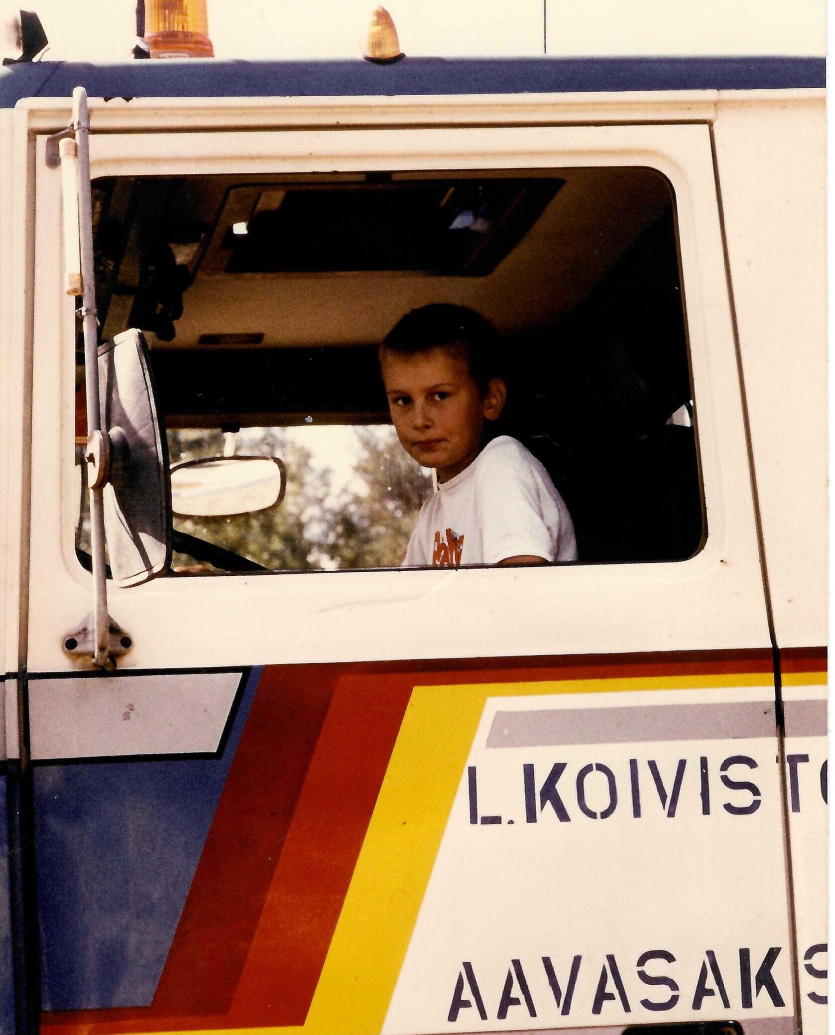 Kuvassa nuori Petri kokeilemassa isänsä Leo Koiviston kuorma-autoa.Tulevaisuuden yrittäjä Kuljetus Koivisto yrityksessä.